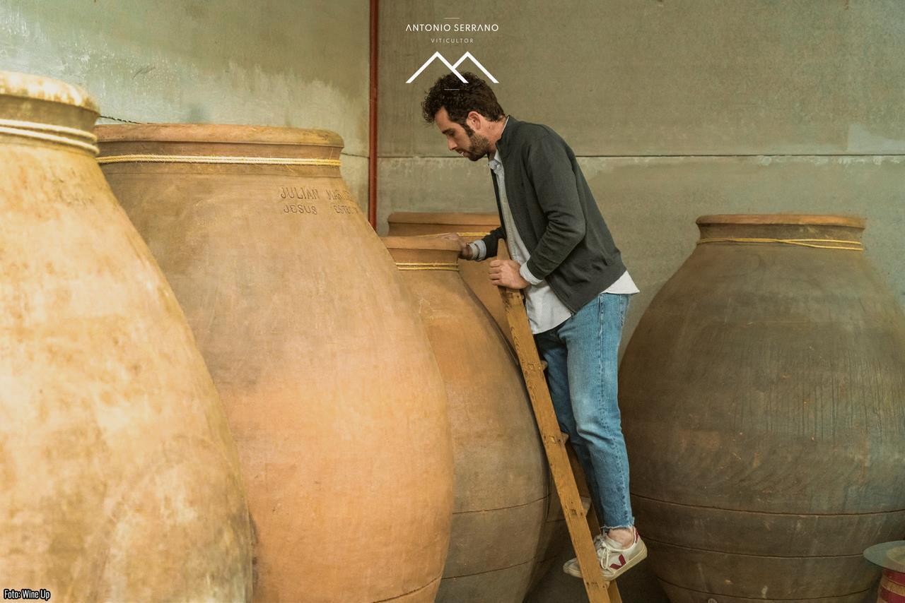 Antonio Serrano catando los vinos que envejecen en tinaja