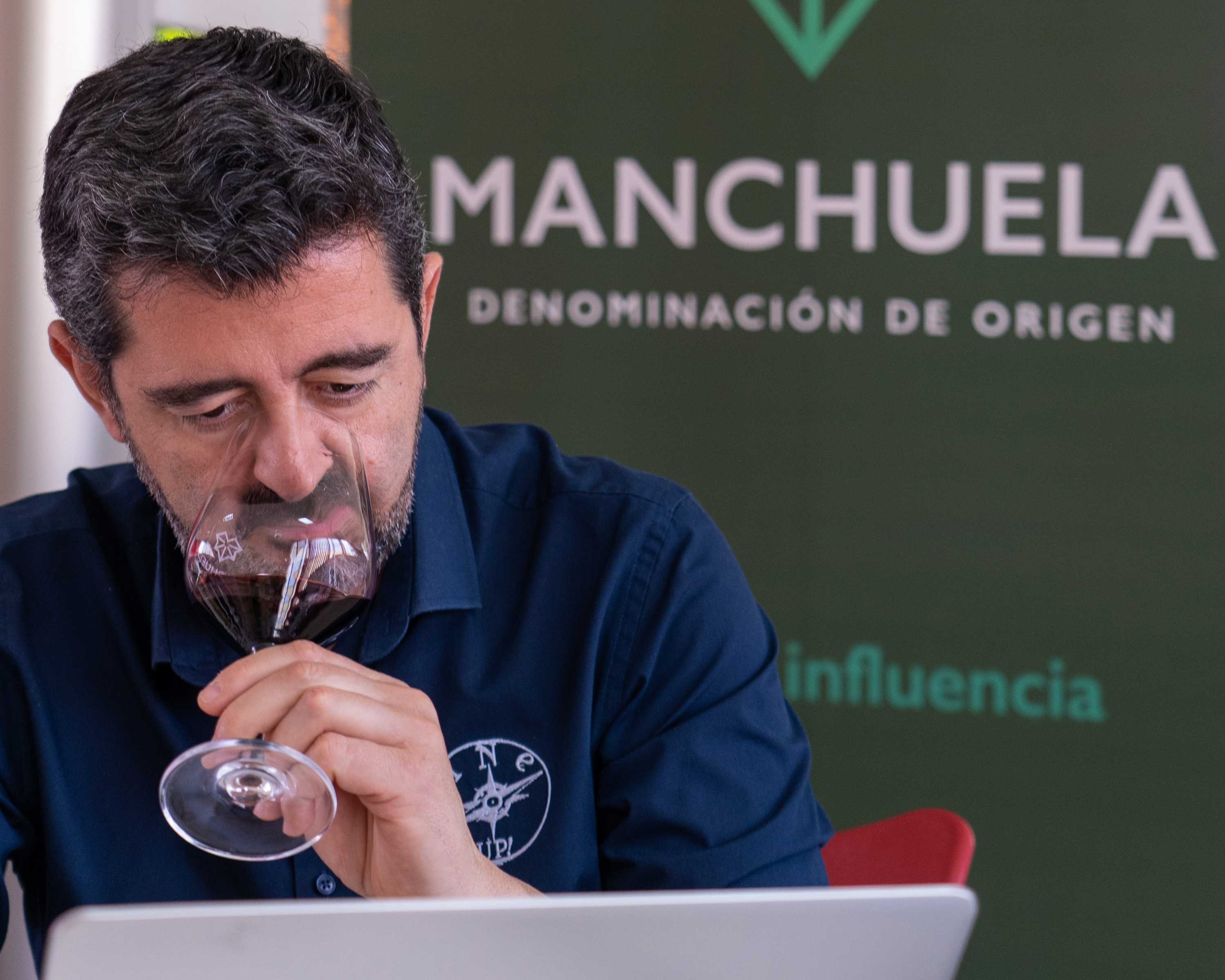 Joaquín Parra catando en la sede de la D.O. Manchuela